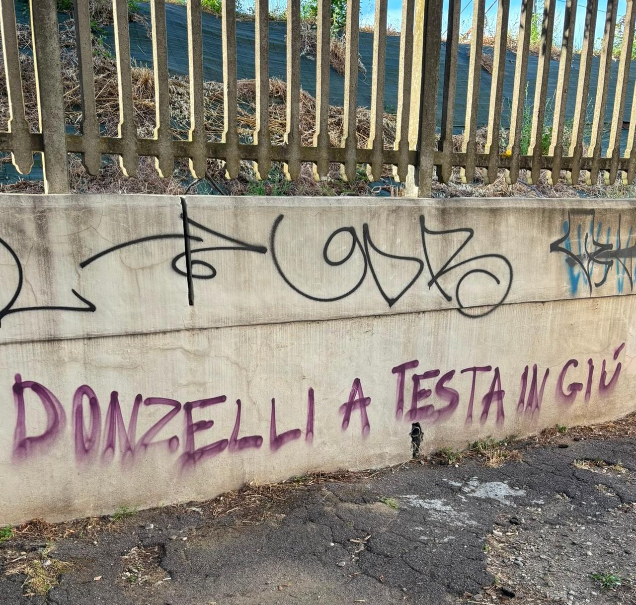 Firenze, scritta contro Donzelli sui muri di Rifredi. FdI: “Clima d’odio”