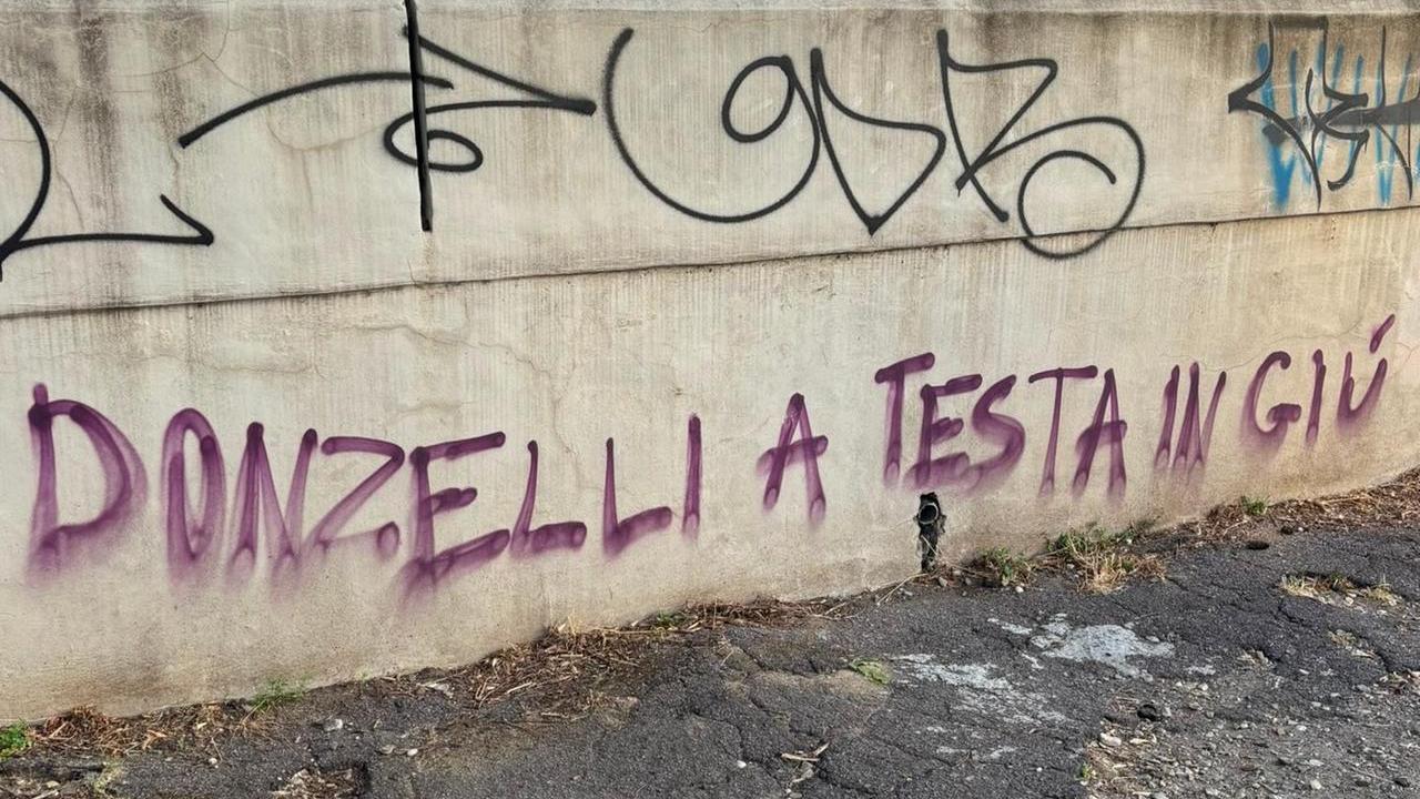 Firenze, scritta contro Donzelli sui muri di Rifredi. FdI: “Clima d’odio”