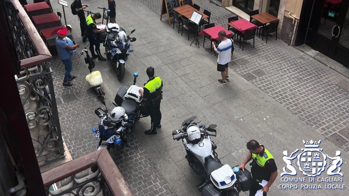 Scippa una giovane nella movida, la polizia locale lo rintraccia e recupera il portafoglio