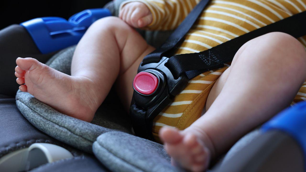 Bimba di un anno scambia il telecomando per un gioco e resta chiusa in auto sotto il sole: liberata dai vigili del fuoco