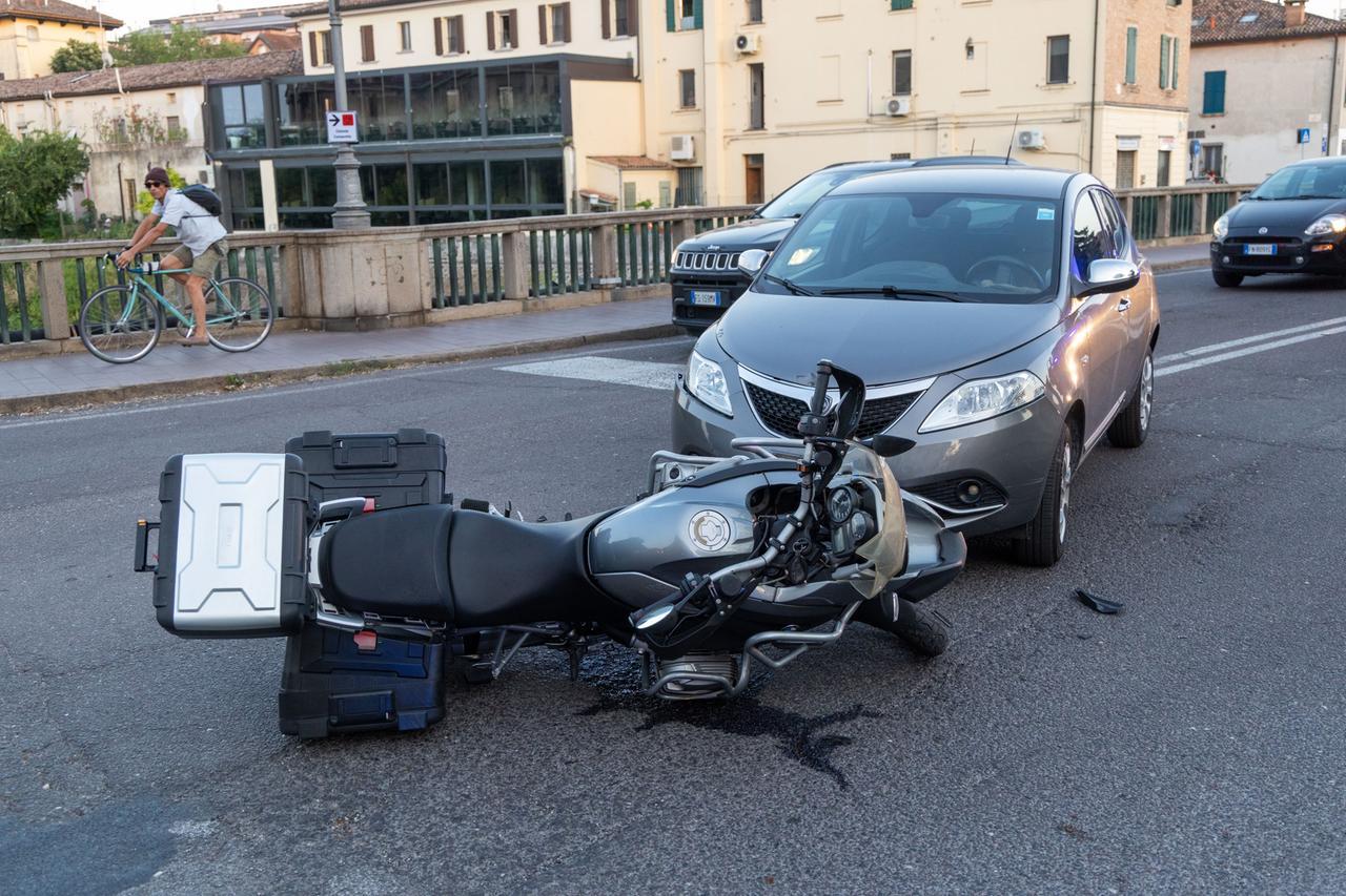 Ferrara, incidente sul ponte di San Giorgio: auto contro moto in serata