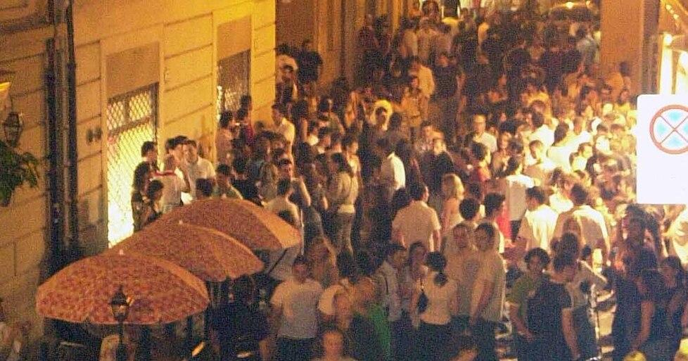 Movida, ecco quattro ordinanze: nuove regole su musica, vetro, orari e via Gallucci