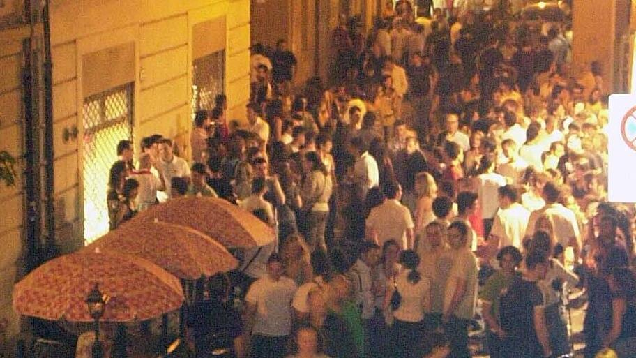 Movida, ecco quattro ordinanze: nuove regole su musica, vetro, orari e via Gallucci