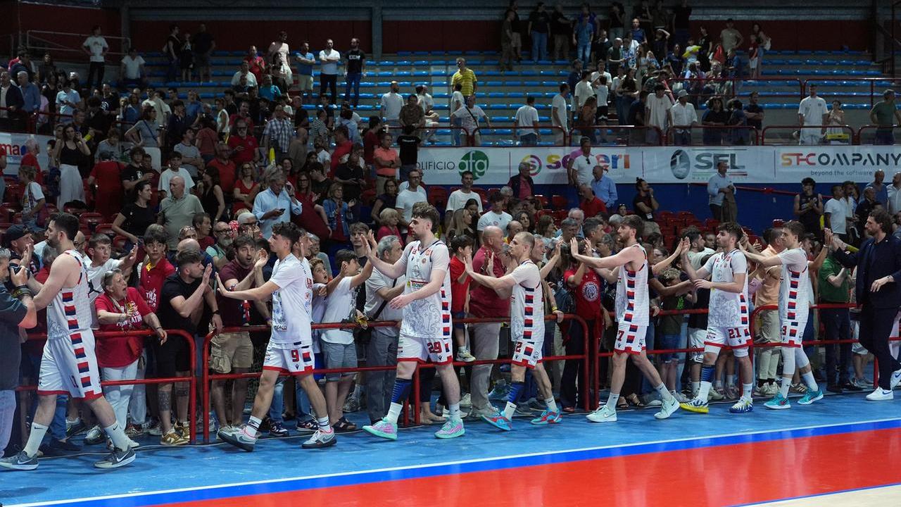I giocatori salutano il pubblico a fine gara (foto Nucci)
