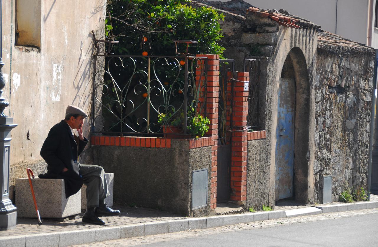 Fuga dai piccoli Comuni della Sardegna, l’80% dei paesi non ha servizi di base: mancano banche, farmacie e poste