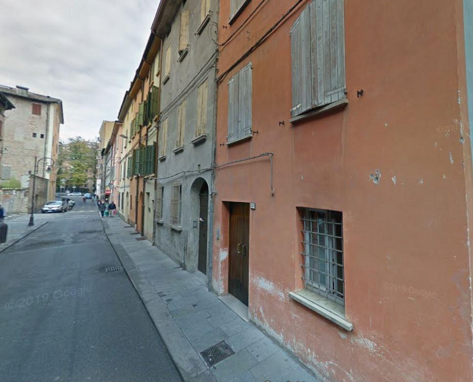 Dimentica le chiavi, si arrampica per rientrare in casa e precipita da 5 metri: è grave