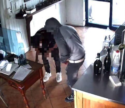 
	Un fermo immagine dai filmati delle telecamere del locale

