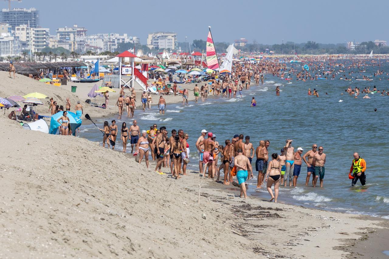 Vigilanti sulle spiagge dei Lidi: il Consiglio aveva dato il via libera