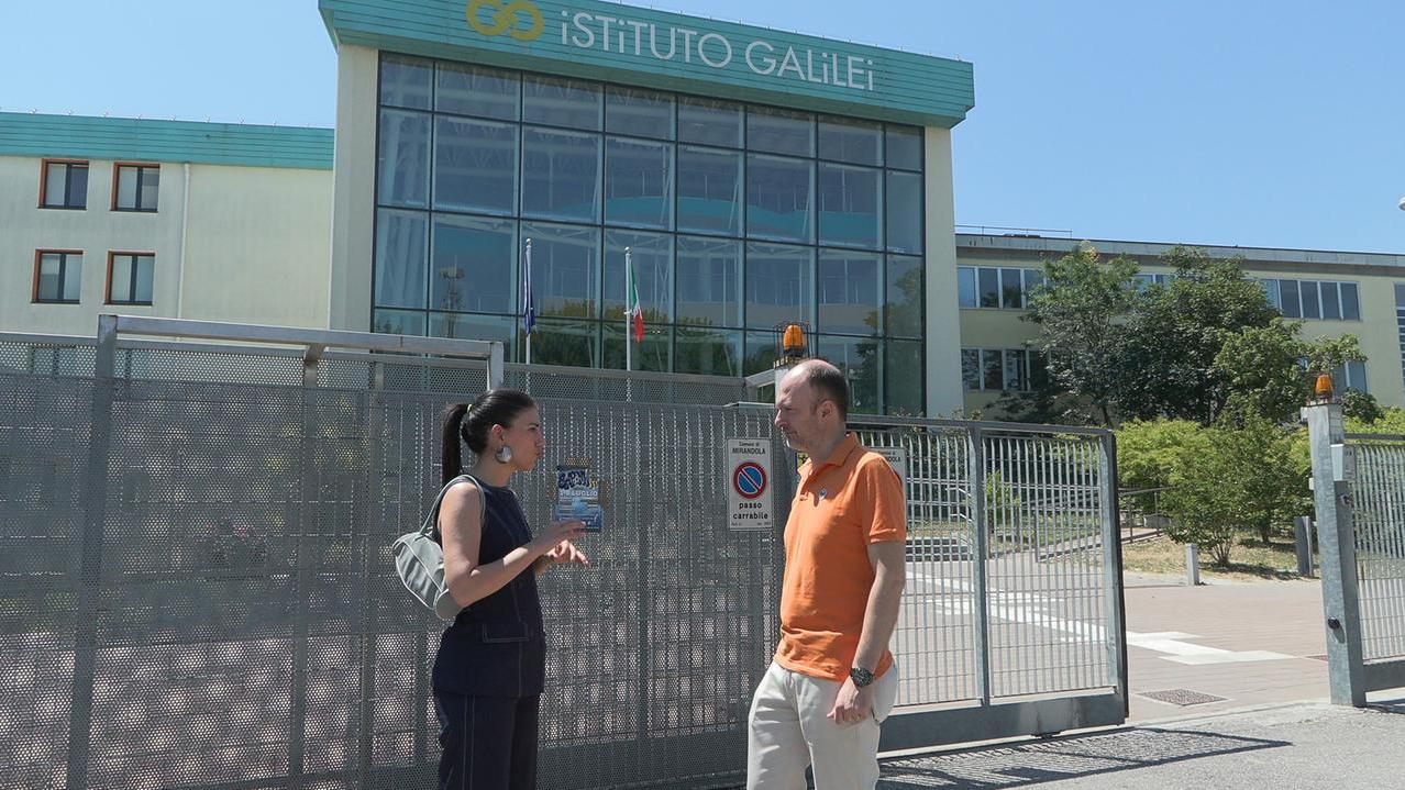 Pistola contro il professore, parlano gli studenti del Galilei: «Non siamo solo quegli episodi»