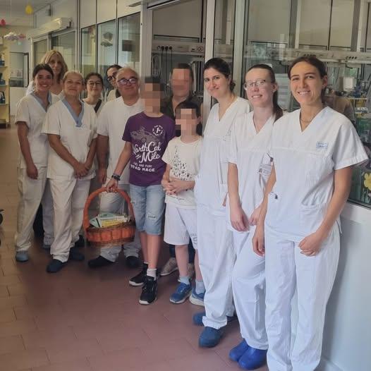 A 14 anni per il suo compleanno dona libri di favole al reparto di Neonatologia