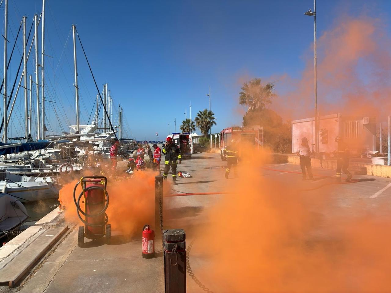 Barca a fuoco al porticciolo, ma è solo fumo