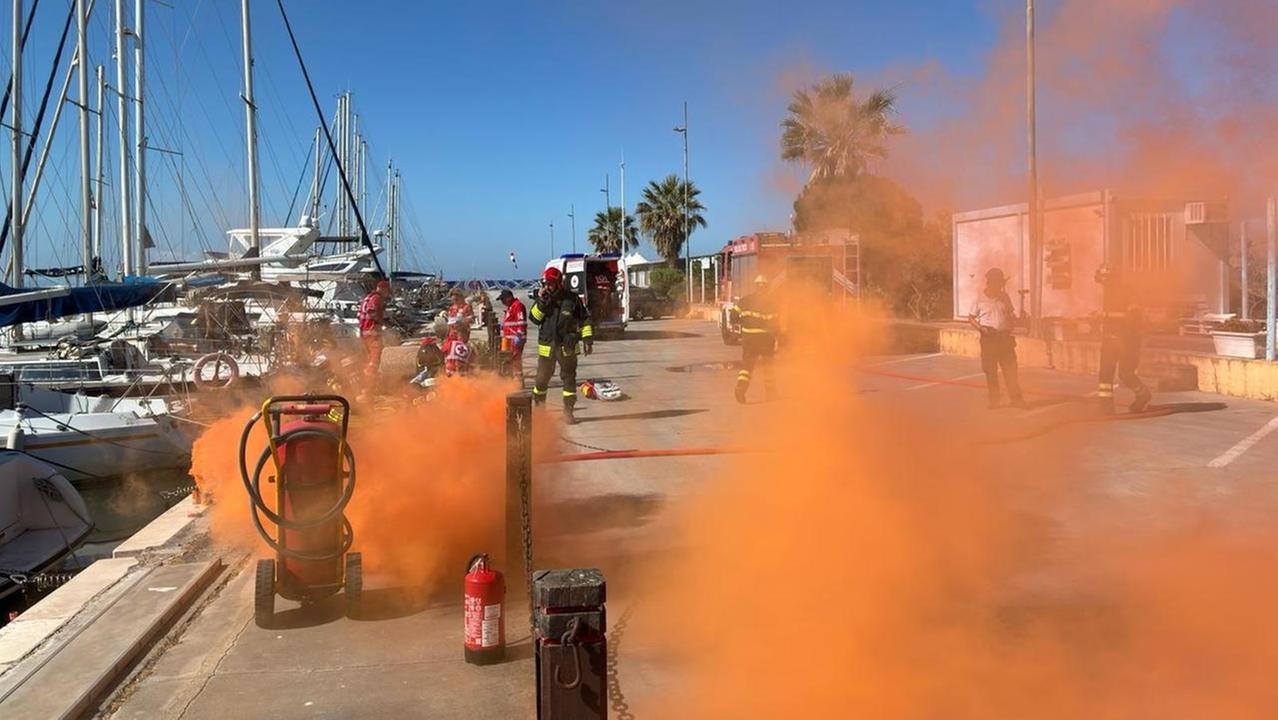 Barca a fuoco al porticciolo, il fumo e i feriti – Ecco che cosa è successo