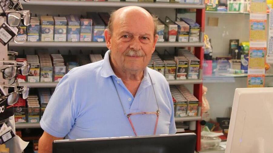 Lo storico titolare del bar Conti di Querceta Roberto Conti dietro al bancone (foto Iacopo Giannini)