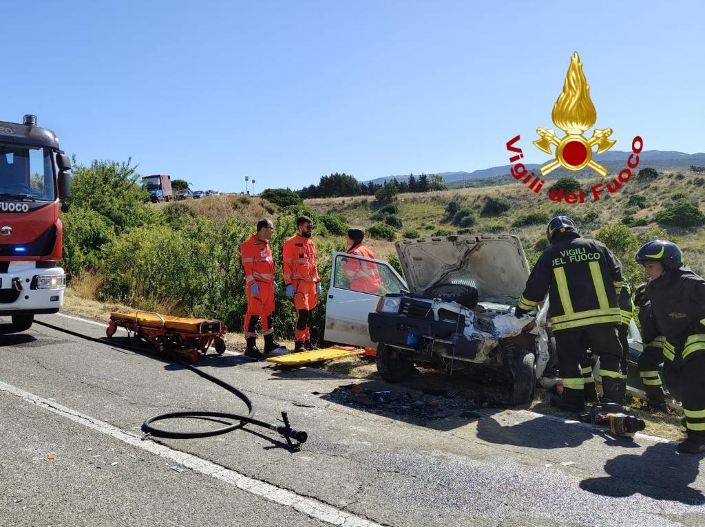 Scontro frontale fra due auto: tre persone ferite
