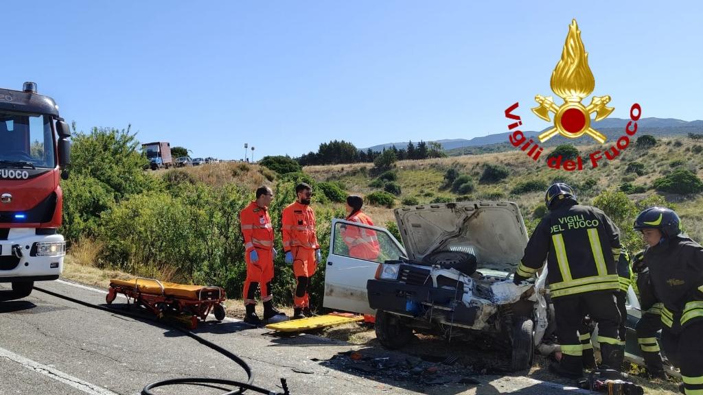 Scontro frontale fra due auto: tre persone ferite