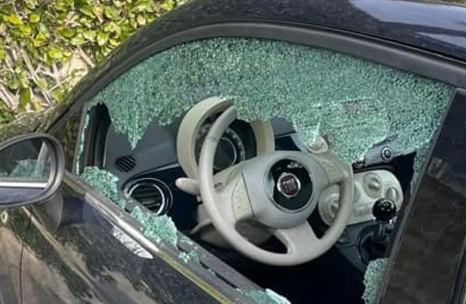 
	L'auto sfondata

