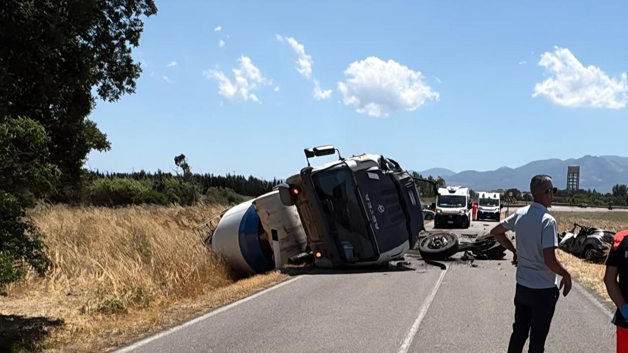 Tragedia sulla provinciale, scontro frontale tra un’auto e un camion: morto un uomo