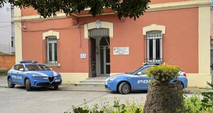 Minaccia i poliziotti con dei pezzi di vetro, fermato con l'uso del taser