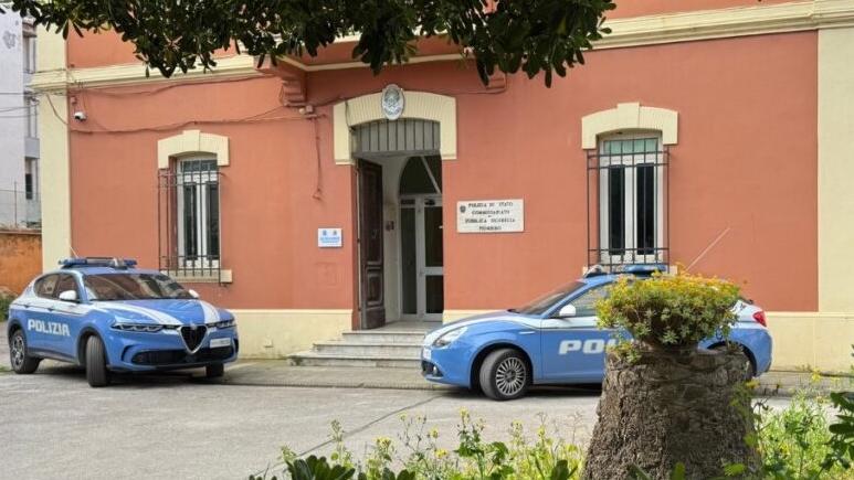 Minaccia i poliziotti con dei pezzi di vetro, fermato con l'uso del taser