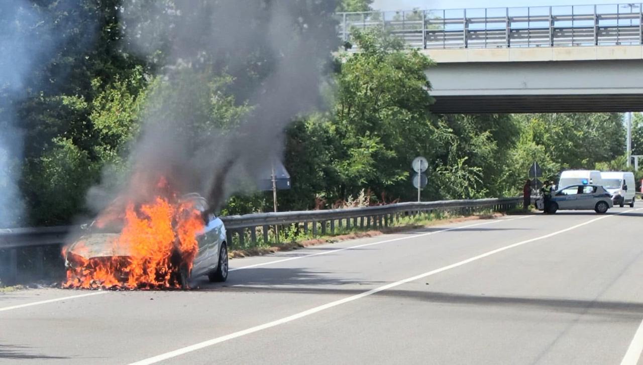 
	L'auto in fiamme

