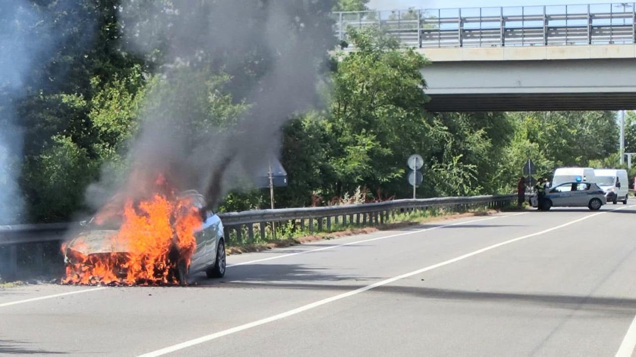 L'auto in fiamme