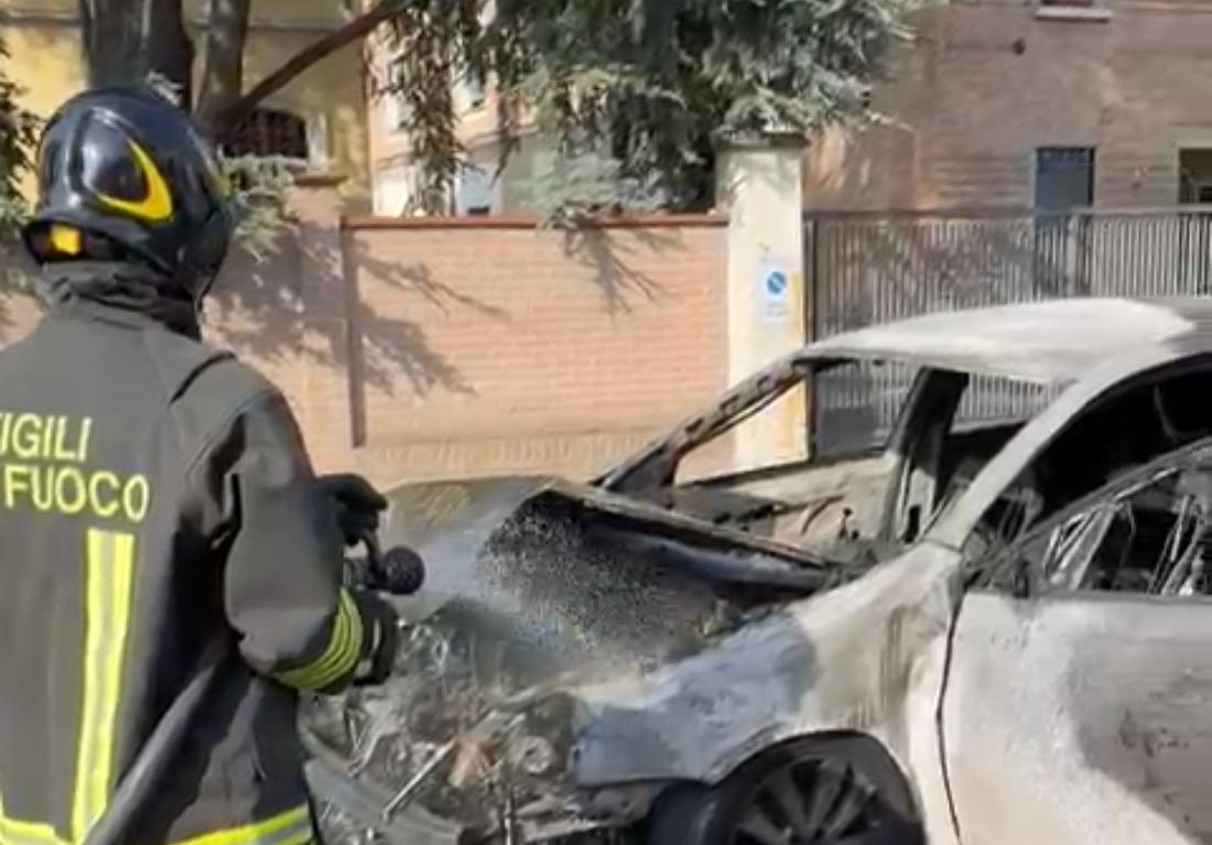 Incidente a Ferrara, auto a fuoco dopo l’impatto