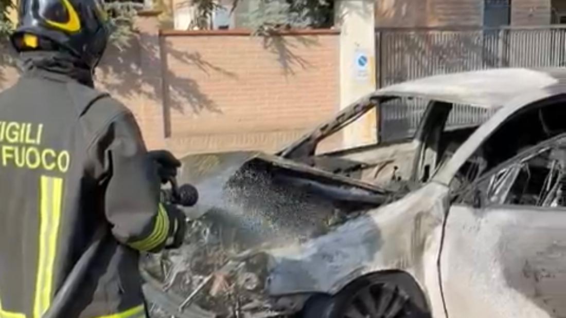 Incidente a Ferrara, auto a fuoco dopo l’impatto