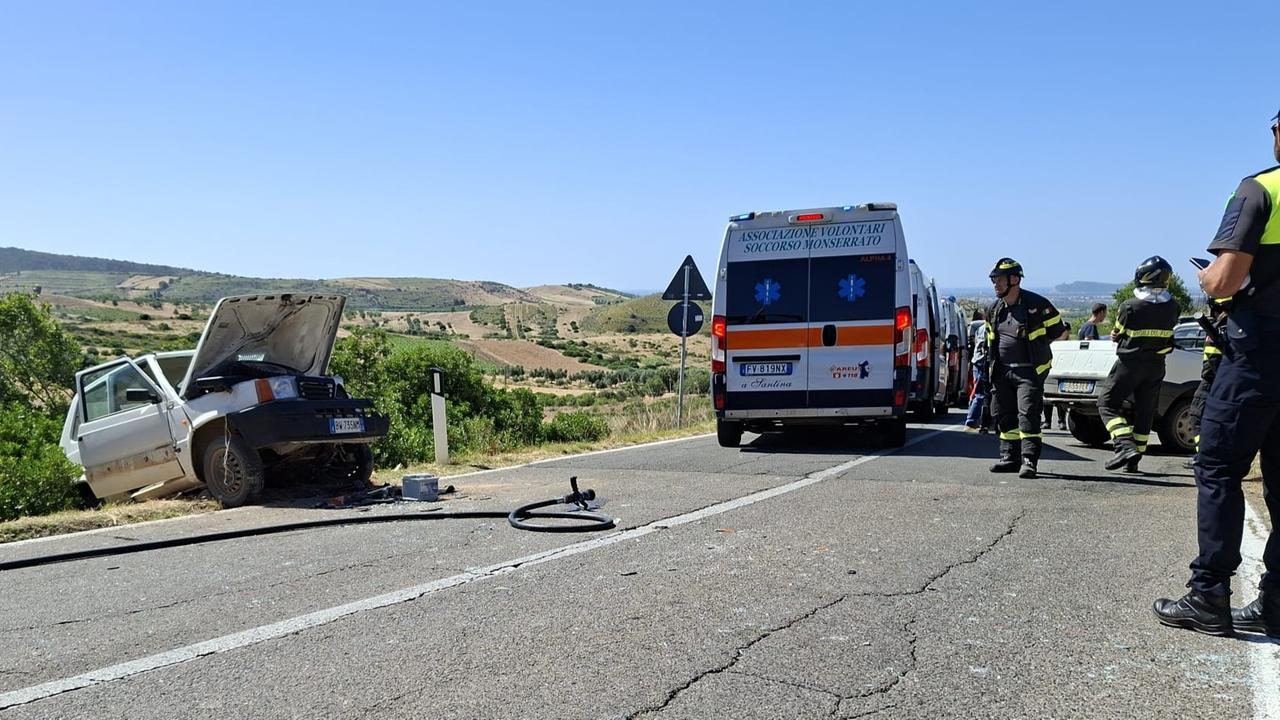 Violento frontale sulla provinciale, tre feriti: marito e moglie estratti dalle lamiere