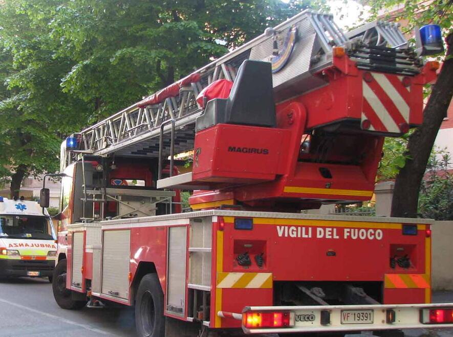 I freni saltano, l’auto (parcheggiata in salita) crolla su un tetto: paura per madre e figlio in macchina