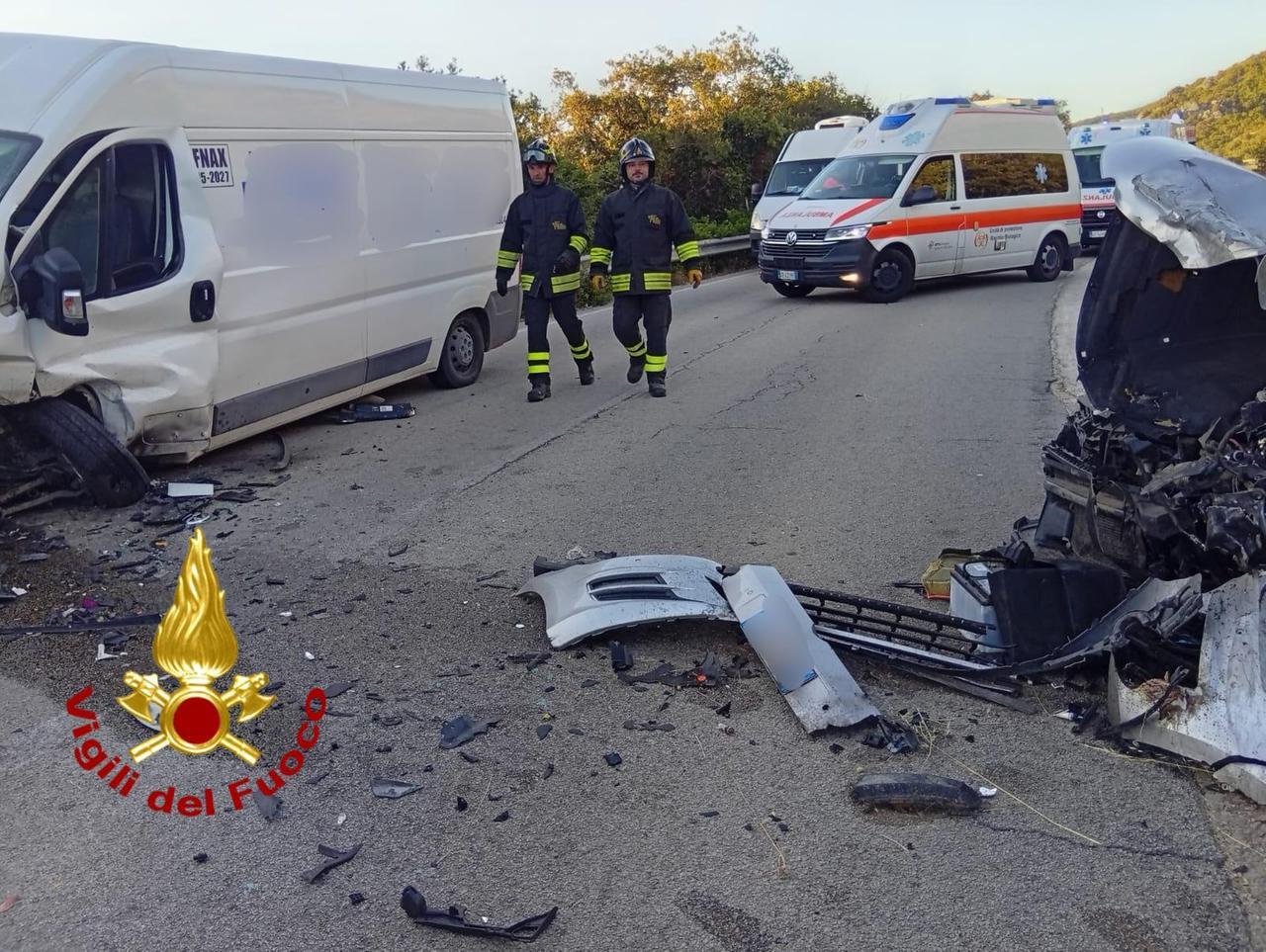 Violento scontro tra un furgone e un’auto: 4 feriti fra le 6 persone coinvolte