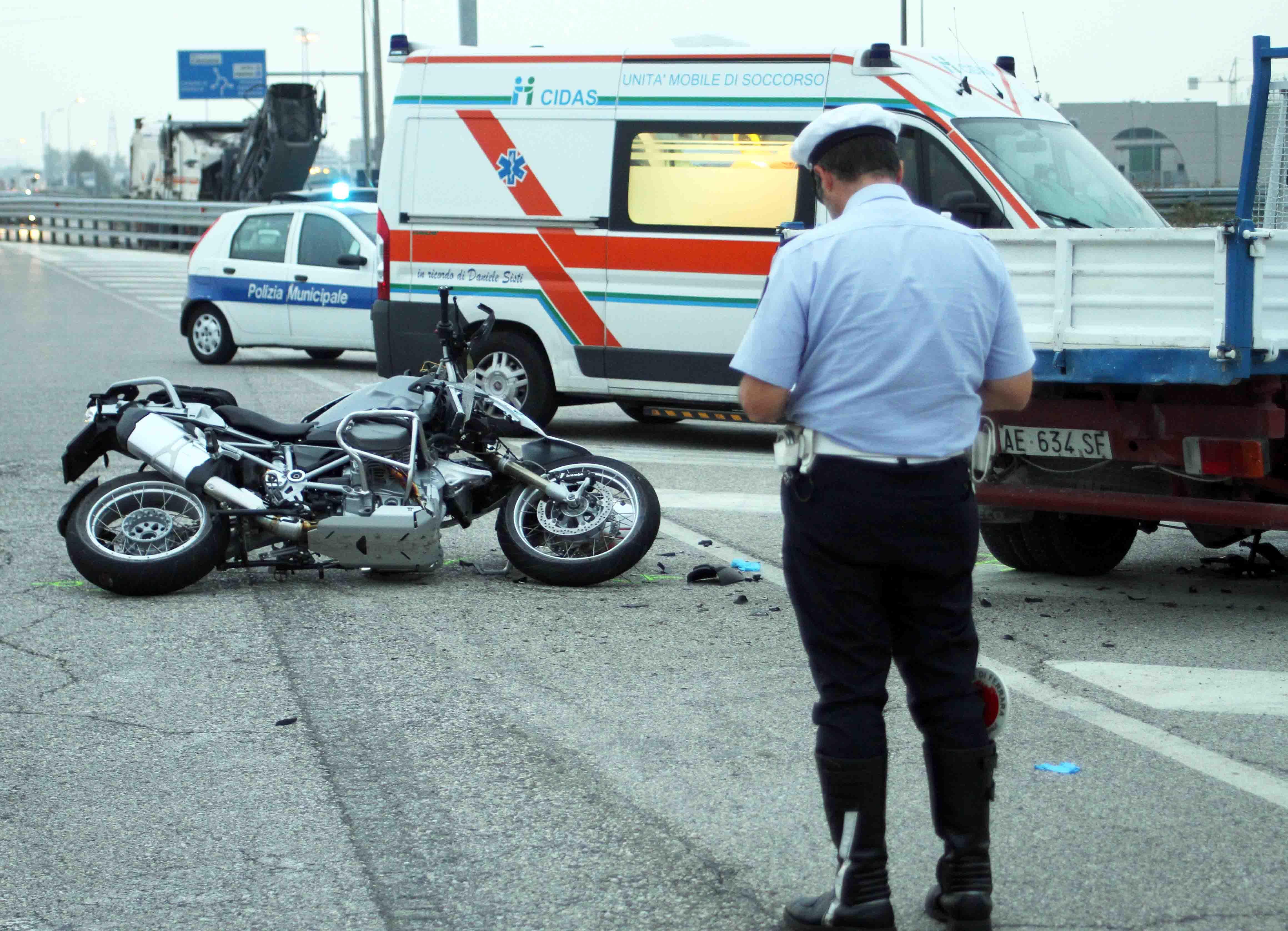 I rilievi della polizia muncipale dopo lo schianto