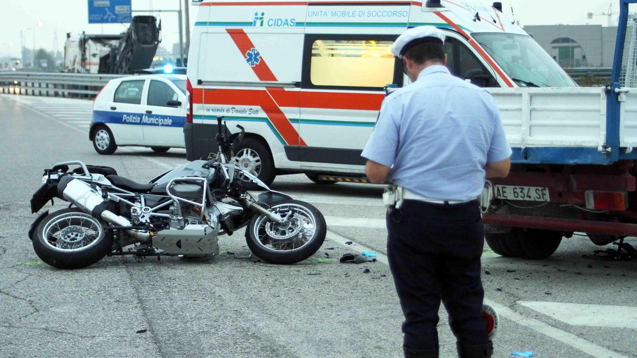I rilievi della polizia muncipale dopo lo schianto