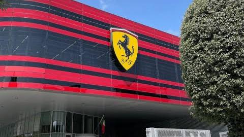 «Questa me la paghi»: operaio della Ferrari perseguita la collega, viene licenziato ma chiede il risarcimento – La storia