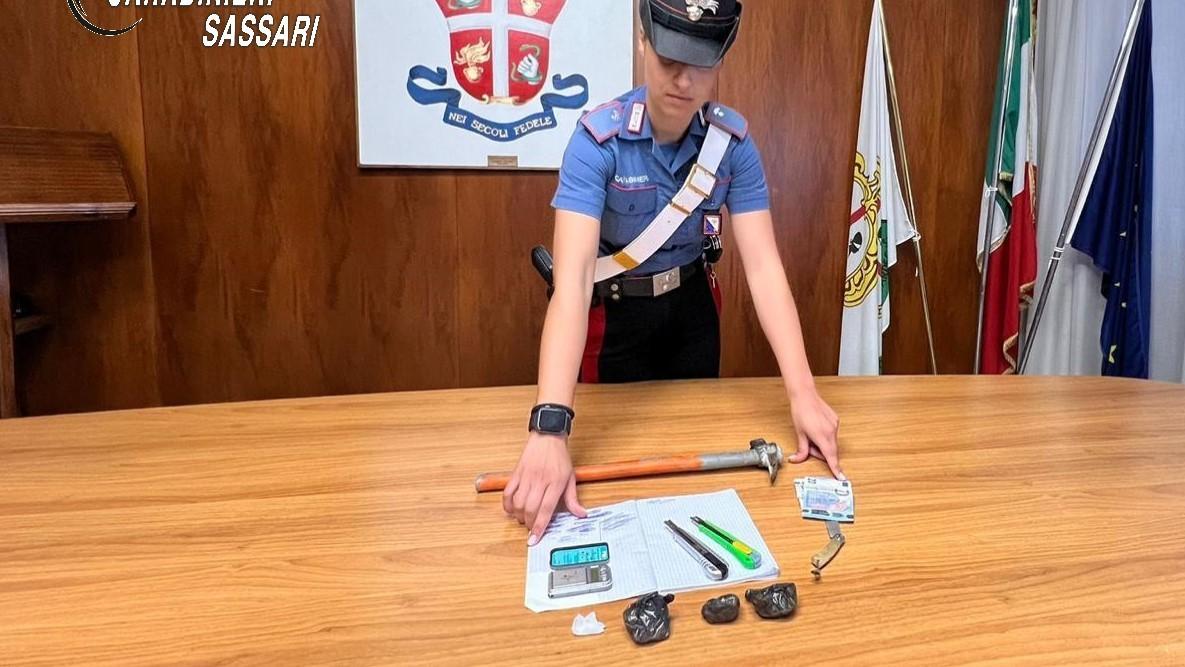 Sassari, vede i carabinieri e fugge: arrestato due giorni dopo, in auto droga e armi