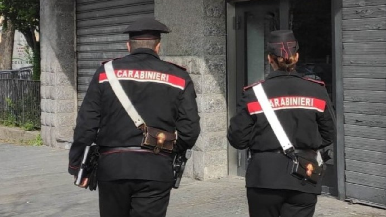 Livorno, torna l’incubo della banda del Rolex: tenta di strapparle l’orologio, ma si divincola – Cos’è la “tecnica dell’abbraccio”