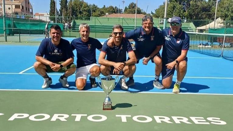 Il team del Tc Porto Torres con la coppa delle società vinta al Torneo Angelini
