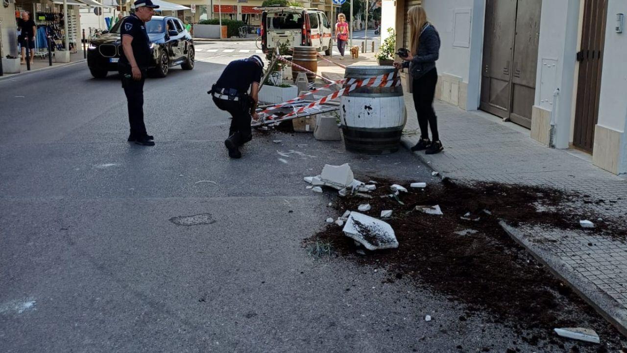 
	Gazebo, tavolini, fioriere e parte degli arredi esterni sono stati danneggiati dall'auto pirata

