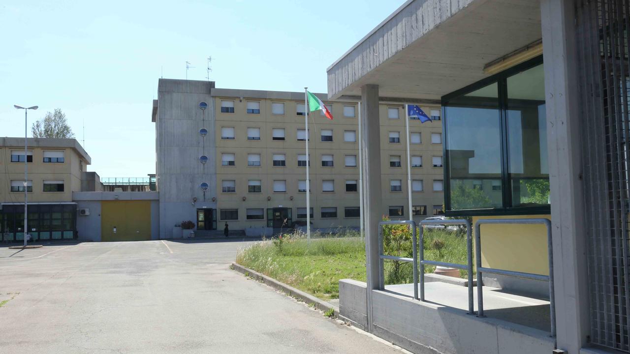 Aggressione nel carcere di Reggio Emilia: tre agenti feriti durante il trasferimento di un detenuto