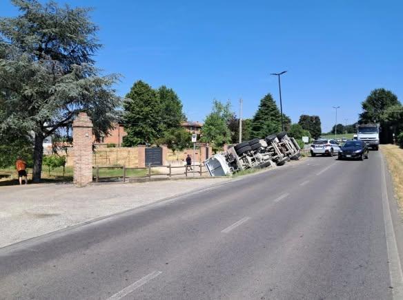 Camion fuori strada sulla provinciale 23, traffico bloccato a Quattro Castella