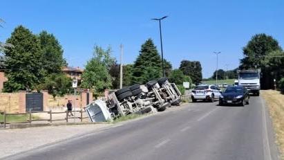 Camion fuori strada sulla provinciale 23, traffico bloccato a Quattro Castella