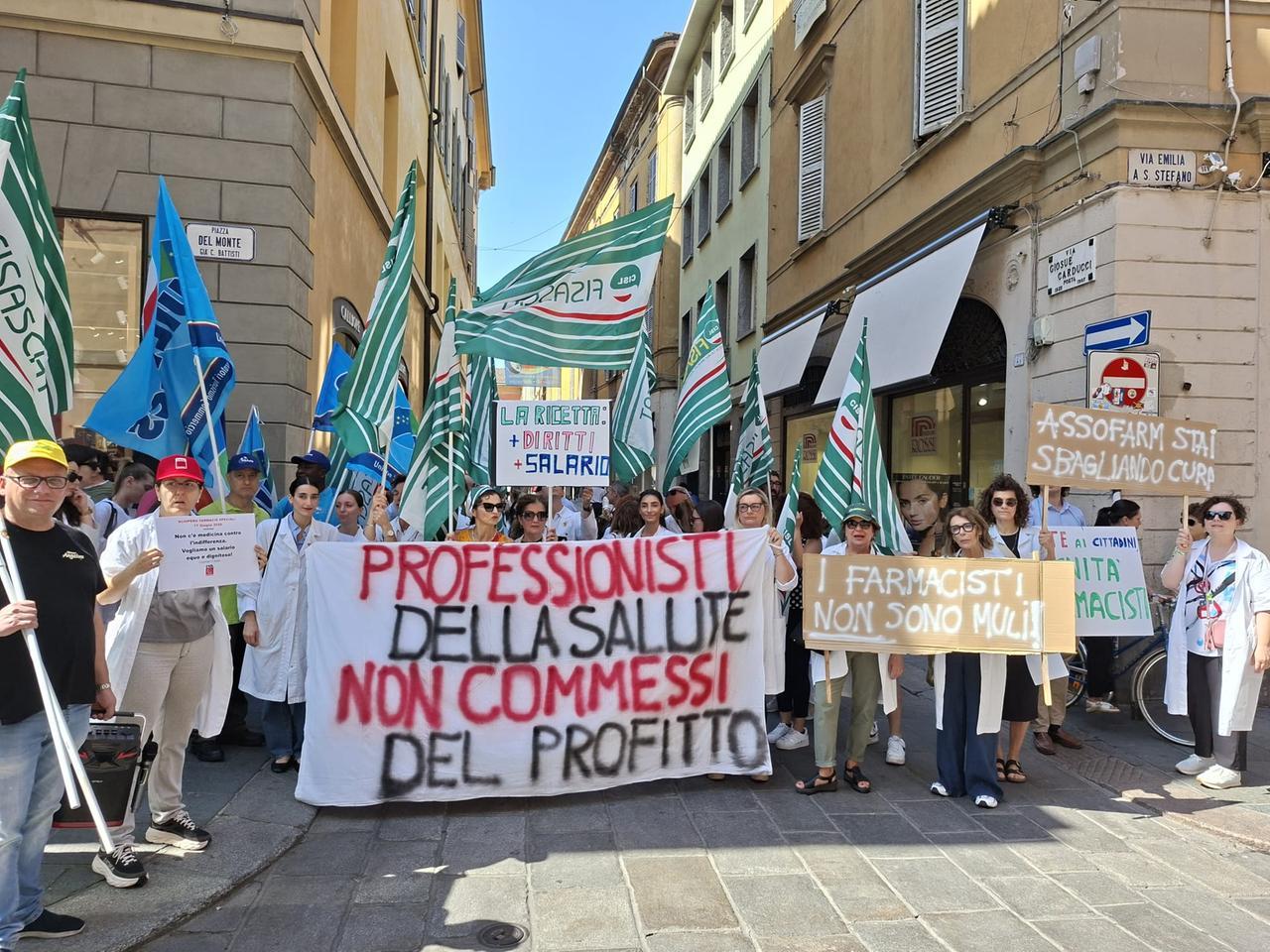 Farmacie comunali, oltre 300 lavoratori in sciopero: «Stipendi troppo bassi, così i giovani vanno all’estero»
