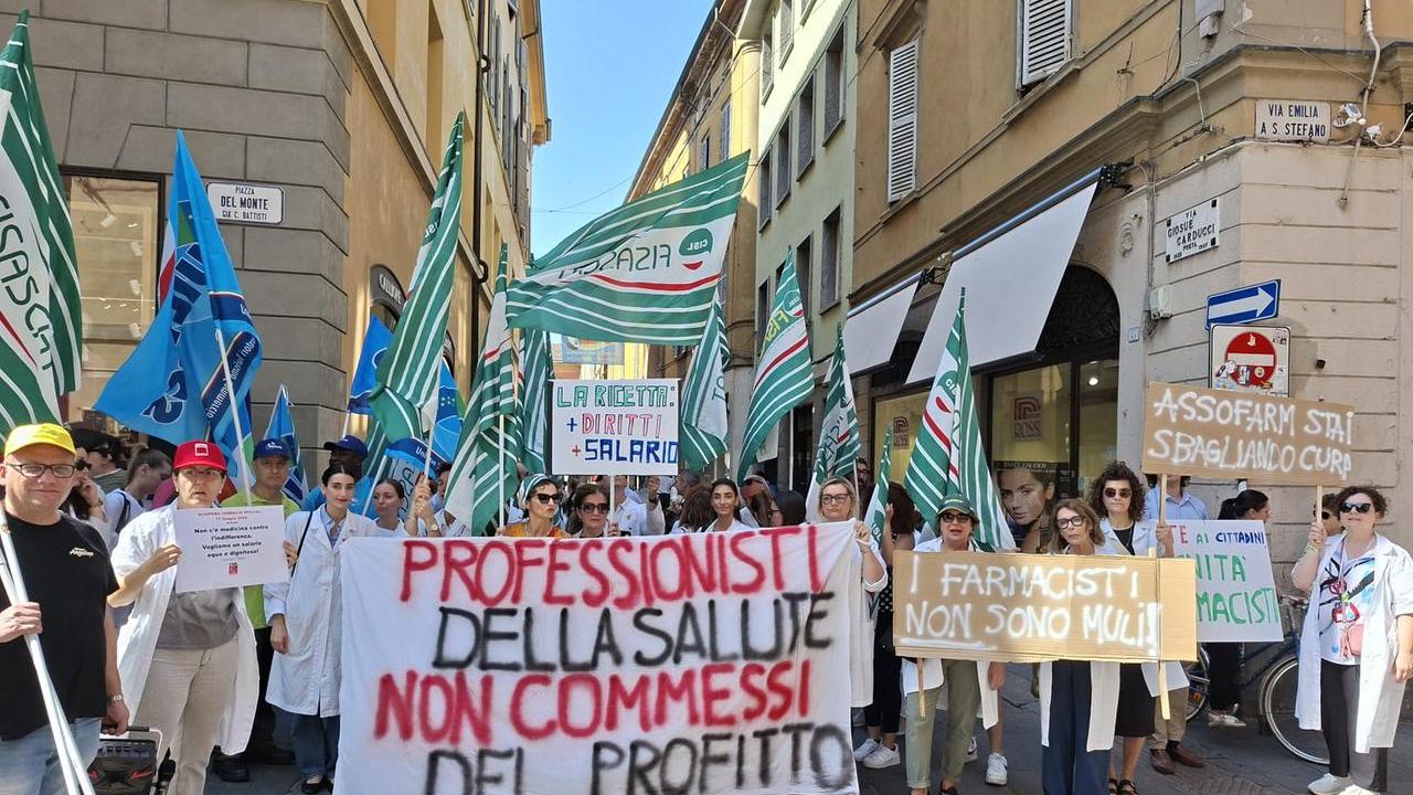 Farmacie comunali, oltre 300 lavoratori in sciopero: «Stipendi troppo bassi, così i giovani vanno all’estero»