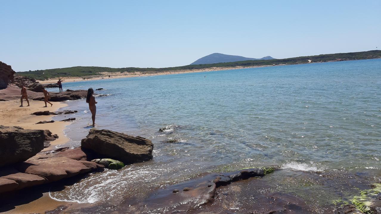 Naturismo ad Alghero, mollate i vestiti: il festival “L’isola nuda” sta per tornare – Info e date