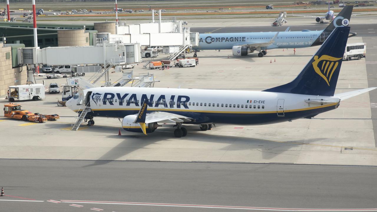 Rivoluzione Ue sui voli, aumentano le tutele per i passeggeri: ecco cosa cambia per bagagli a mano, ritardi e rimborsi