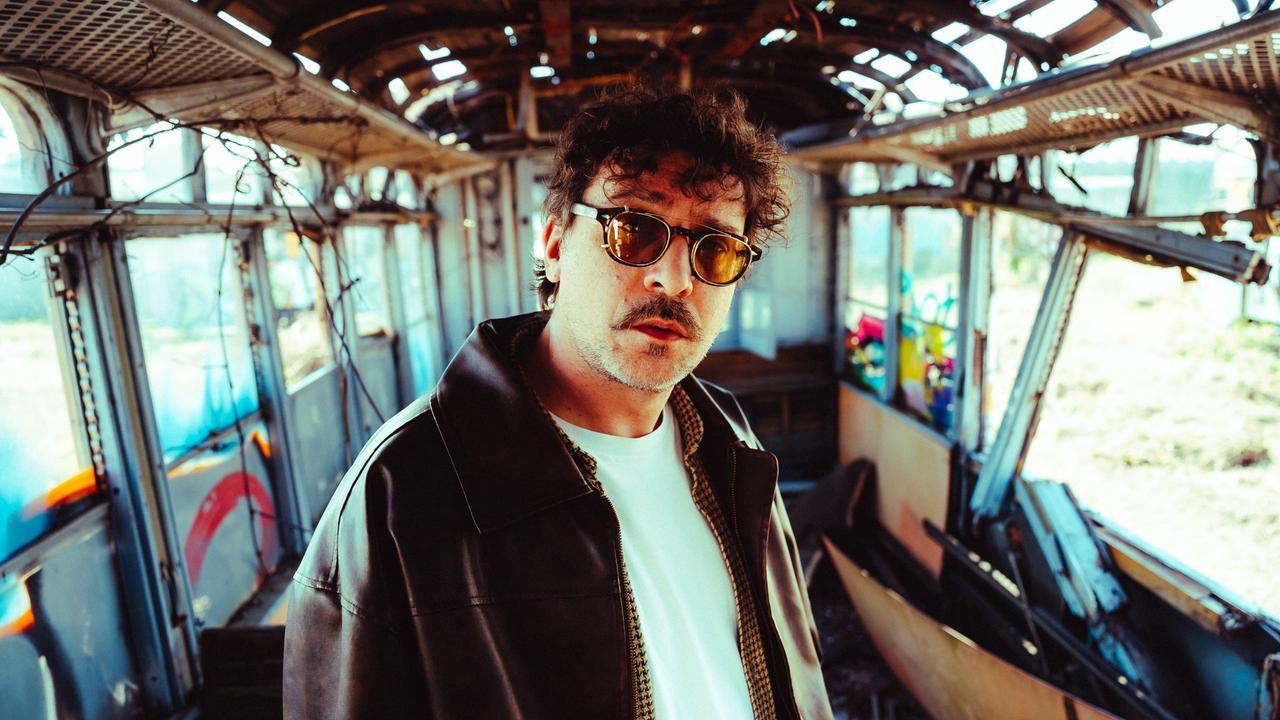 Willie Peyote: «Nel rap e nella vita si parla troppo di soldi, a me annoia. Gli artisti devono essere liberi di dire ciò che pensano»