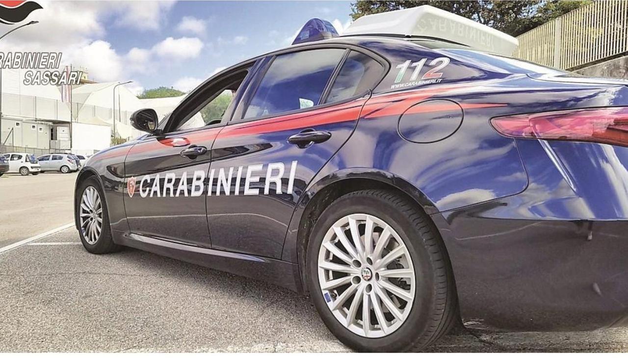 Sassari, chiede soldi alla madre per comprare droga, poi aggredisce lei e i carabinieri: arrestato