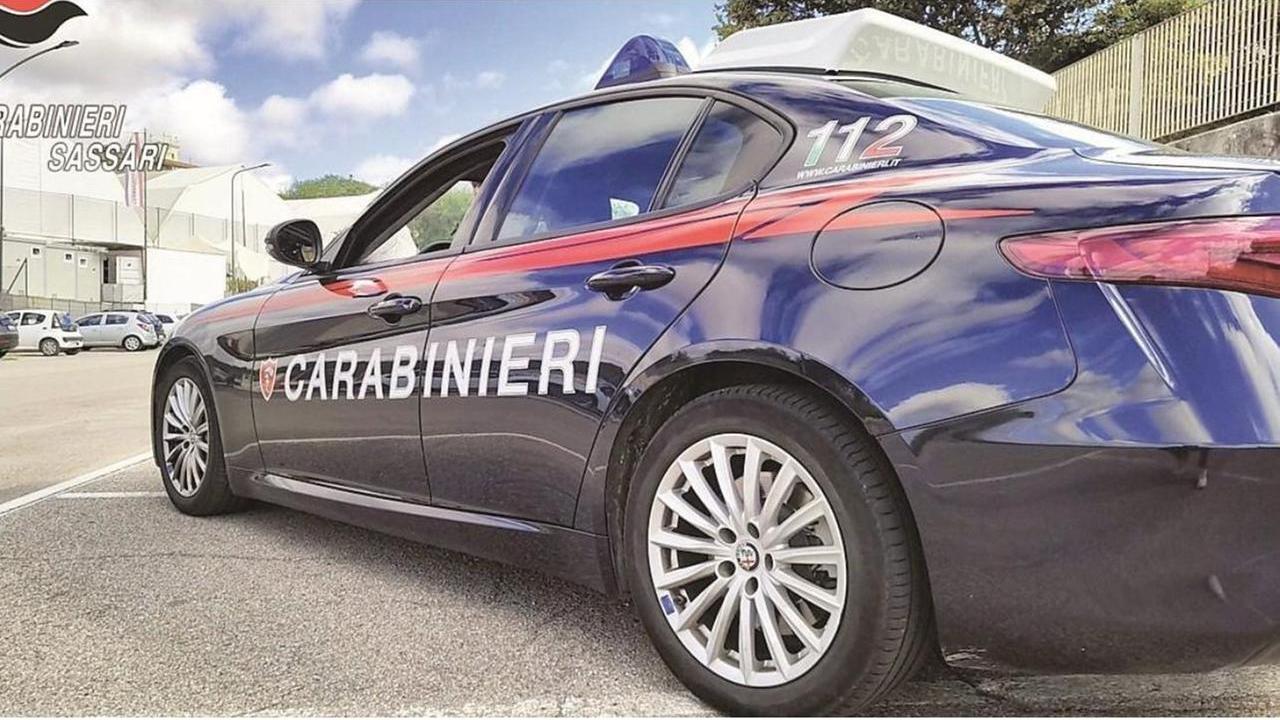 Sassari, chiede soldi alla madre per comprare droga, poi aggredisce lei e i carabinieri: arrestato