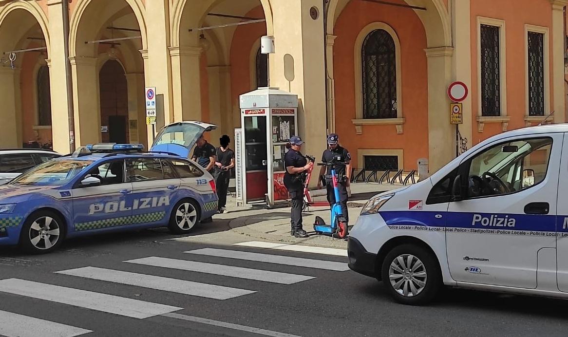 Monopattini, scattano i primi controlli:18 trovati senza casco, 11 senza targa