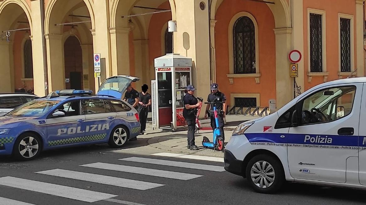 Monopattini, scattano i primi controlli:18 trovati senza casco, 11 senza targa
