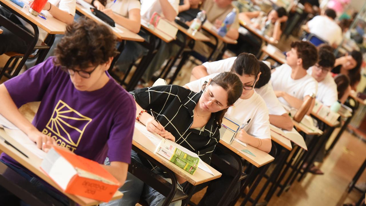 Maturità 2026, al via la prima prova: ecco tutte le tracce, da Pavese a Saragat e Calabresi